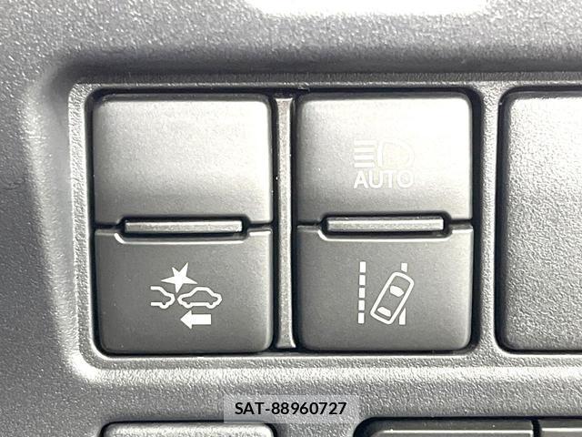 Toyota VOXY 2017-11 8726950-6