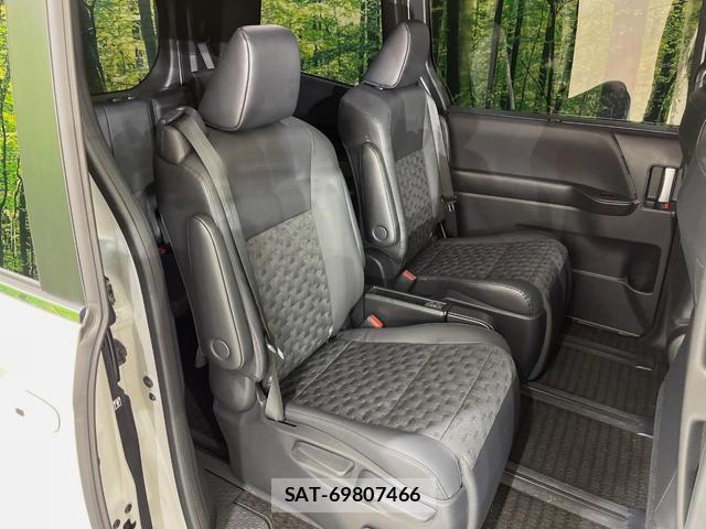 Toyota VOXY 2023-06 8726982-7