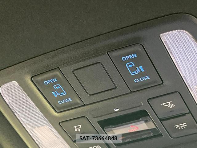 Toyota VOXY 2022-04 8727843-2
