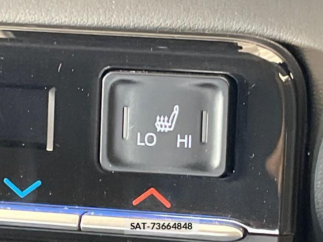 Toyota VOXY 2022-04 8727843-6