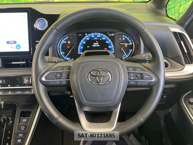 Toyota VOXY 2022-11 8727847-11