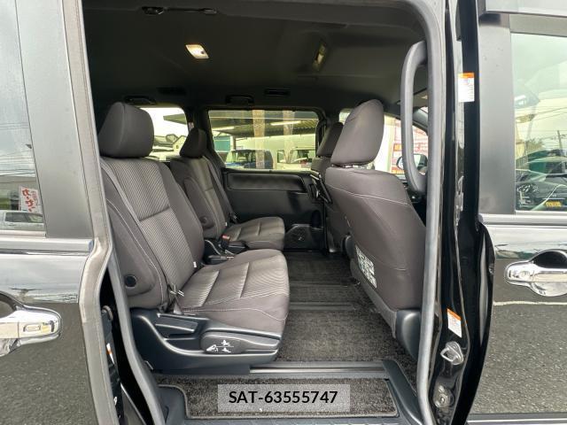 Toyota VOXY 2018-06 8728004-13