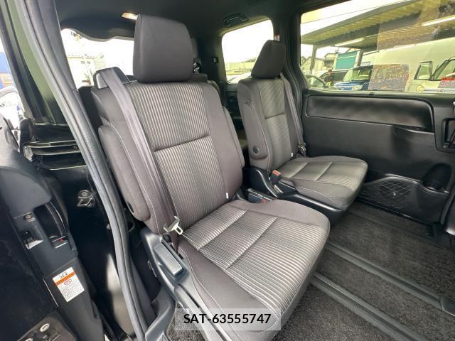 Toyota VOXY 2018-06 8728004-14
