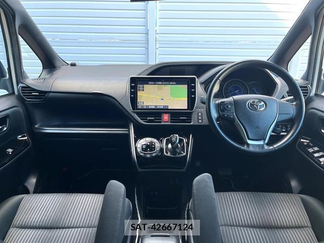 Toyota VOXY 2019-04 8728217-1