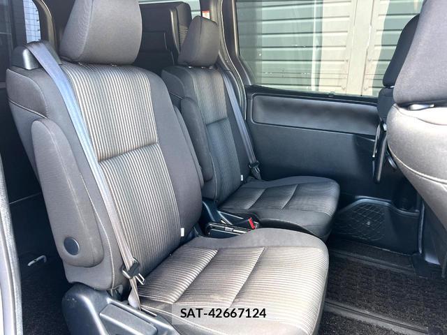 Toyota VOXY 2019-04 8728217-8