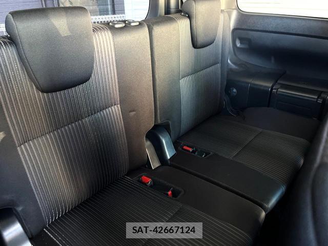 Toyota VOXY 2019-04 8728217-9