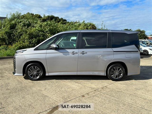 Toyota VOXY 2023-07 8728326-11