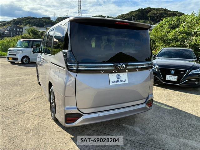 Toyota VOXY 2023-07 8728326-12