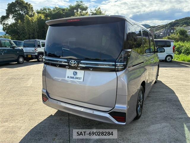 Toyota VOXY 2023-07 8728326-14