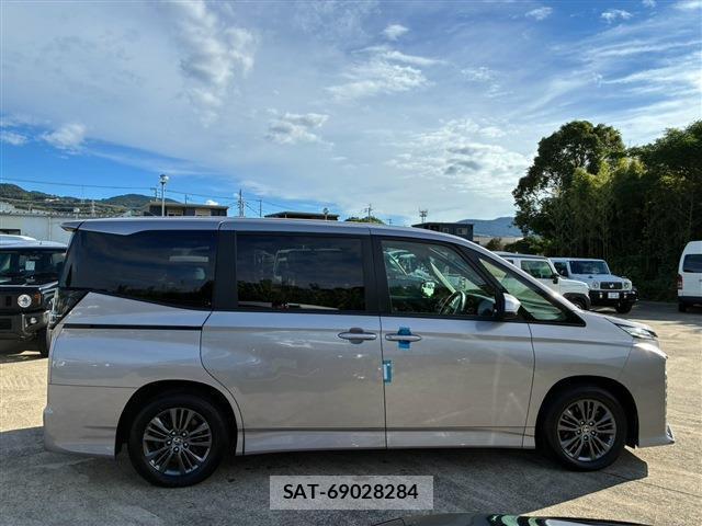 Toyota VOXY 2023-07 8728326-15