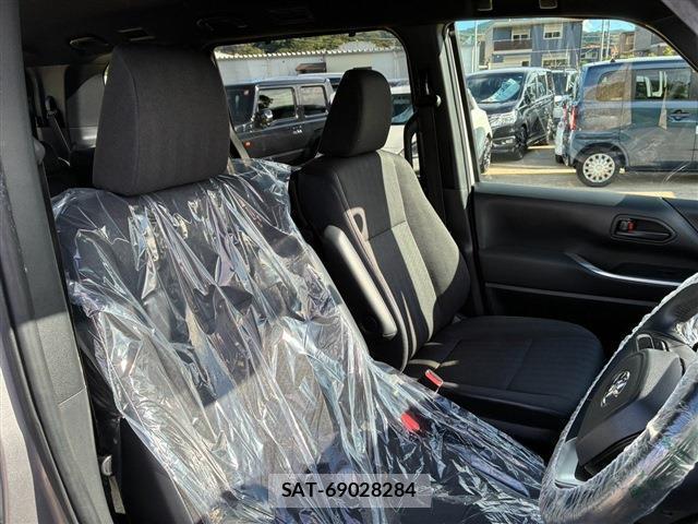 Toyota VOXY 2023-07 8728326-17