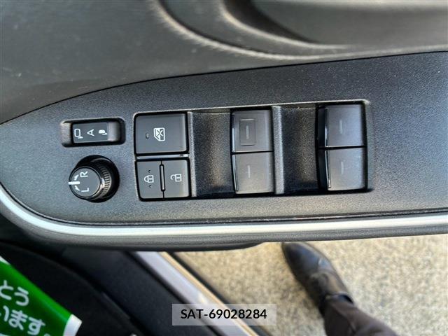 Toyota VOXY 2023-07 8728326-18