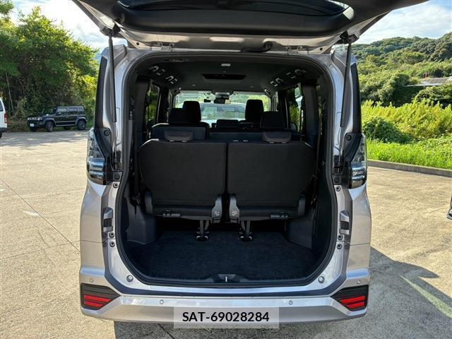 Toyota VOXY 2023-07 8728326-6