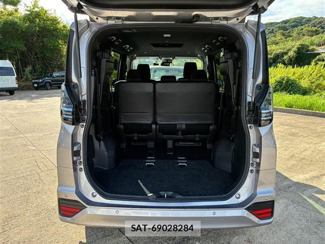 Toyota VOXY 2023-07 8728326-7