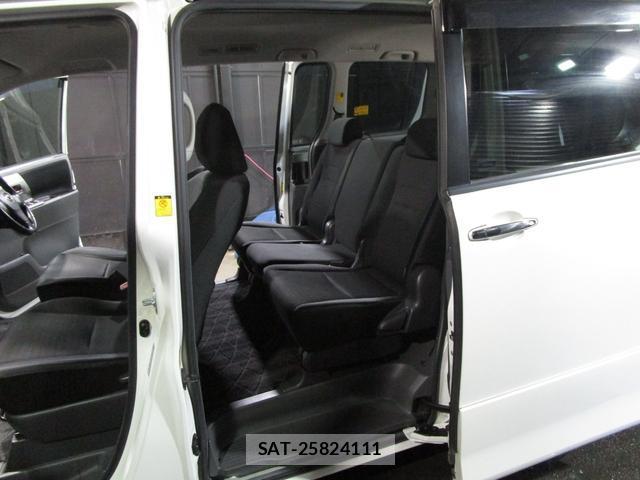 Toyota VOXY 2009-06 8728628-15