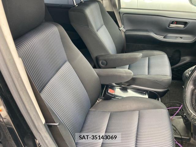Toyota VOXY 2014-02 8728707-7