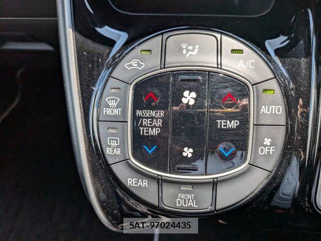 Toyota VOXY 2018-04 8728758-16