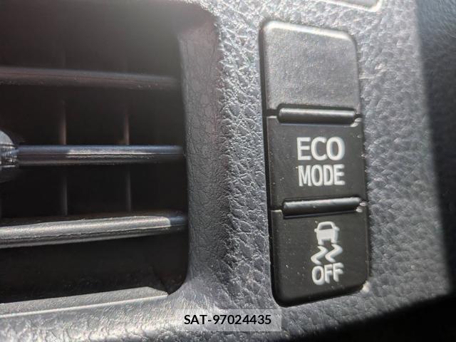 Toyota VOXY 2018-04 8728758-17