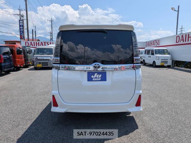 Toyota VOXY 2018-04 8728758-2