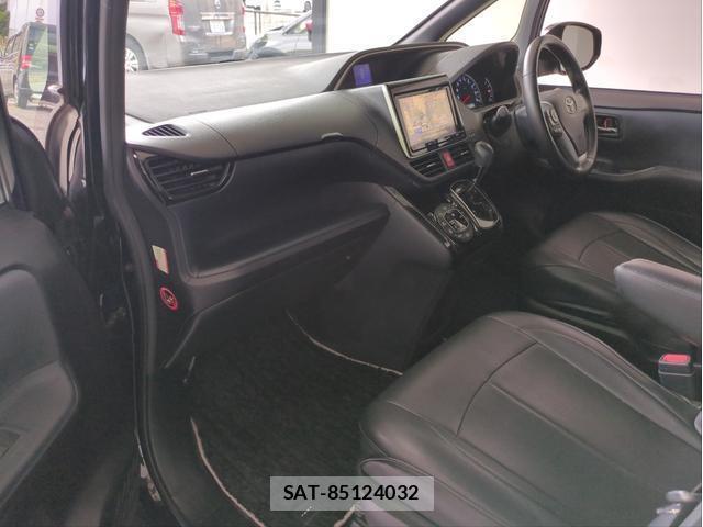 Toyota VOXY 2016-12 8729469-14
