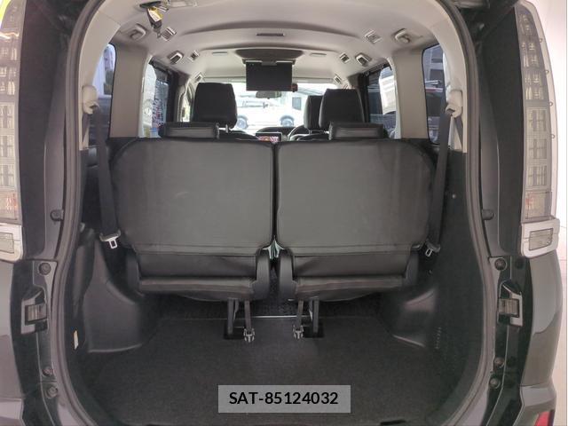 Toyota VOXY 2016-12 8729469-15