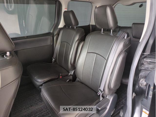 Toyota VOXY 2016-12 8729469-6