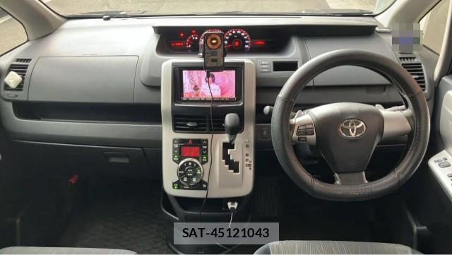 Toyota VOXY 2010-06 8729608-2
