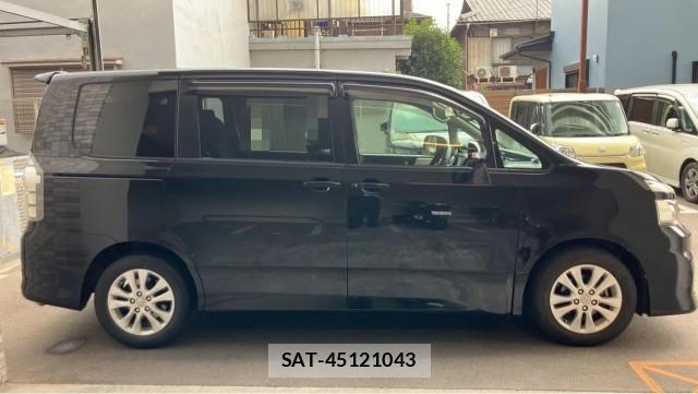 Toyota VOXY 2010-06 8729608-3