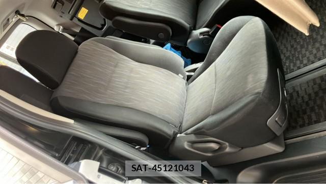 Toyota VOXY 2010-06 8729608-6
