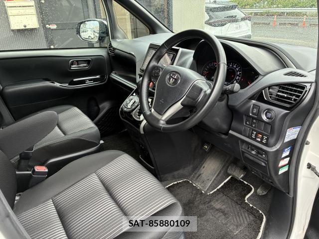 Toyota VOXY 2020-03 8730298-1
