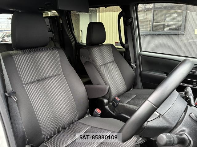 Toyota VOXY 2020-03 8730298-12