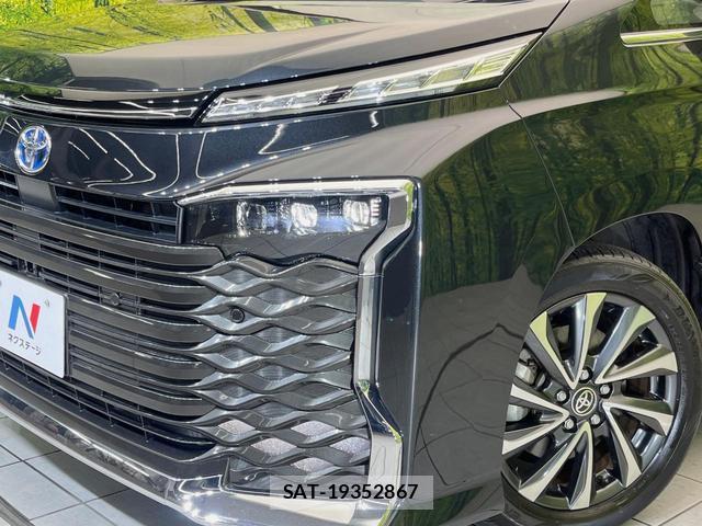 Toyota VOXY 2023-03 8730881-12