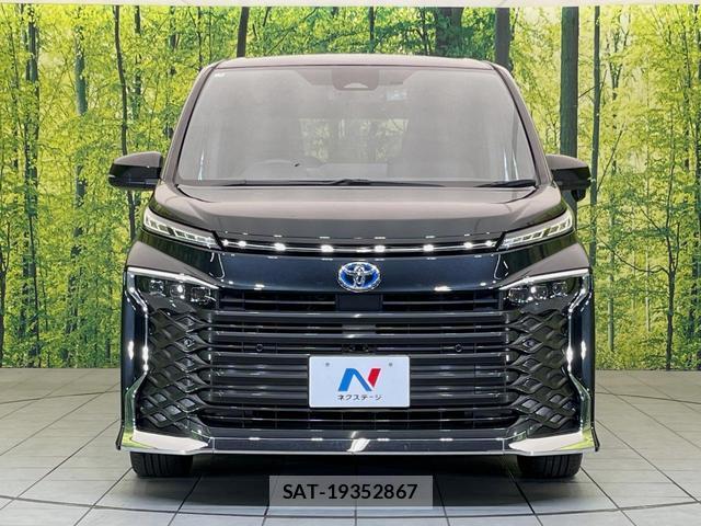 Toyota VOXY 2023-03 8730881-14