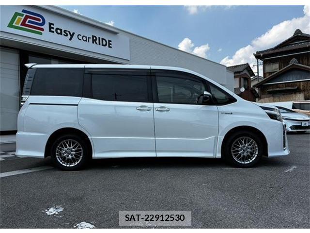 Toyota VOXY 2017-07 8731286-1