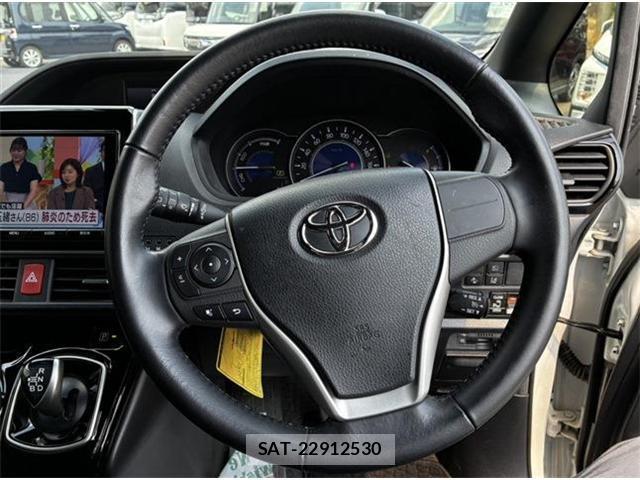 Toyota VOXY 2017-07 8731286-11