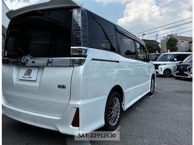 Toyota VOXY 2017-07 8731286-5