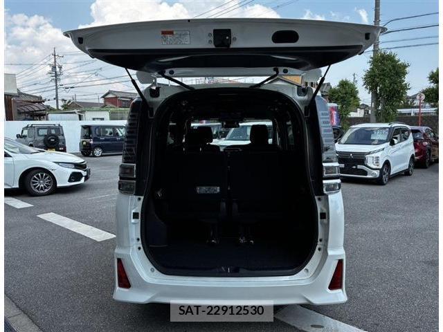 Toyota VOXY 2017-07 8731286-7