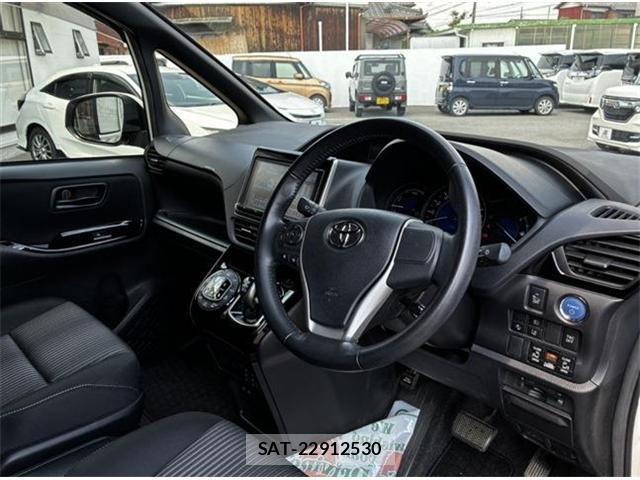 Toyota VOXY 2017-07 8731286-8