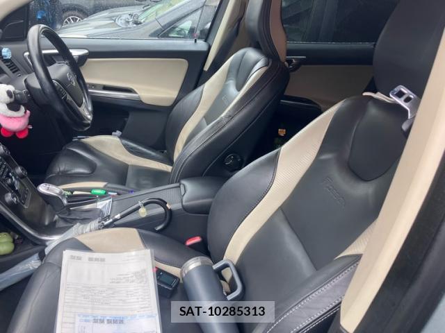 Volvo XC60 2012-08 8727935-8