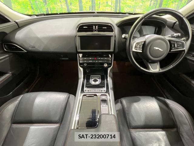 Jaguar XE 2018-07 8727085-1
