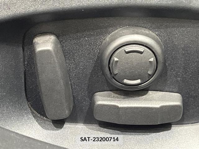 Jaguar XE 2018-07 8727085-10