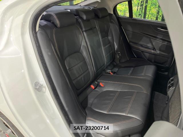 Jaguar XE 2018-07 8727085-14