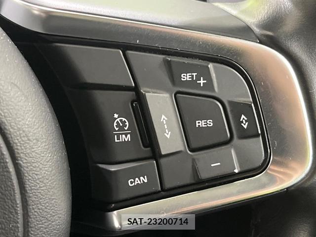 Jaguar XE 2018-07 8727085-5