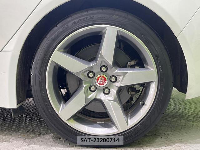 Jaguar XE 2018-07 8727085-6