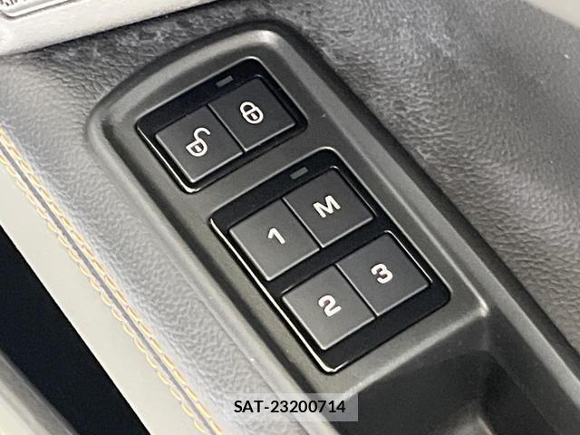 Jaguar XE 2018-07 8727085-9