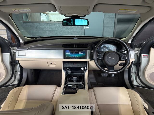 Jaguar XF 2017-02 8725843-10