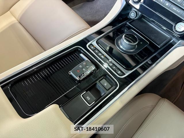 Jaguar XF 2017-02 8725843-12