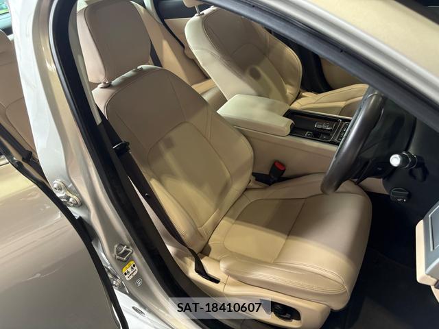 Jaguar XF 2017-02 8725843-13