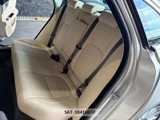 Jaguar XF 2017-02 8725843-16