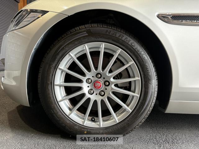 Jaguar XF 2017-02 8725843-17